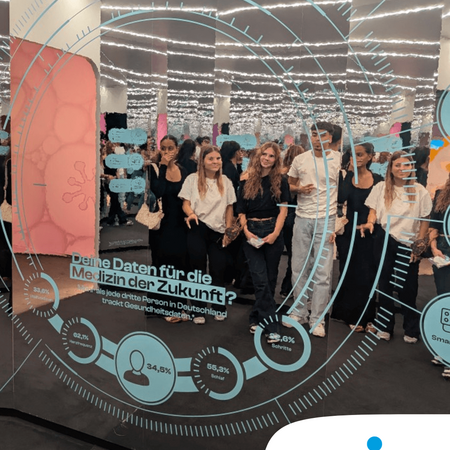 Gruppenausstellung mit jungen Menschen, die interaktive Medizindaten-Technologie in einem modernen Raum erleben.