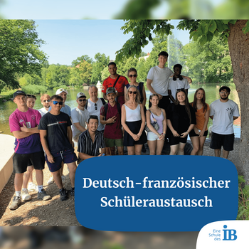 Gruppe beim deutsch-französischen Schüleraustausch am Ufer eines Sees unter Bäumen an einem sonnigen Tag.