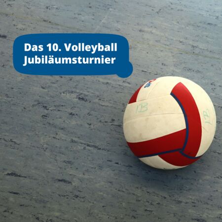 Ein Volleyball liegt auf dem Boden neben einem Banner, das das 10. Volleyball Jubiläumsturnier ankündigt.