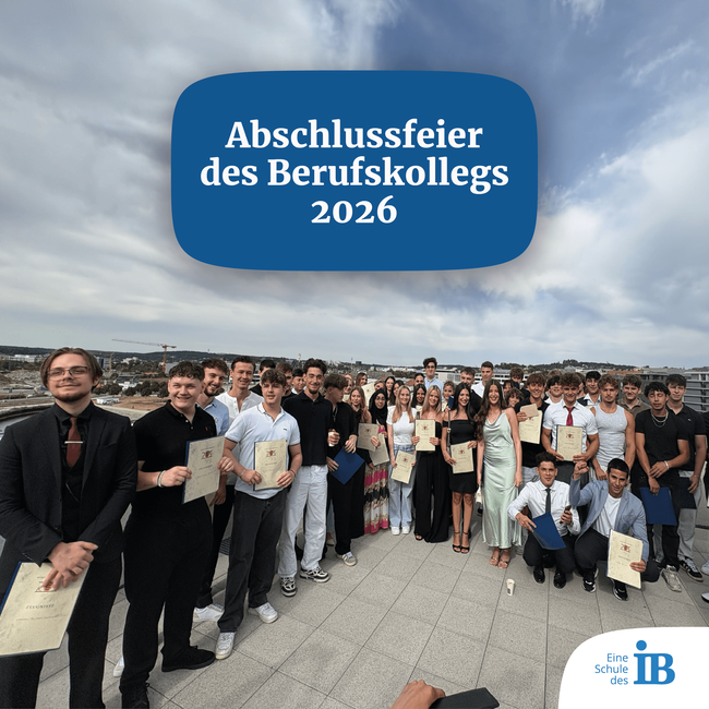 Abschlussfeier des Berufskollegs 2026, Schüler halten stolz ihre Zertifikate auf der Dachterrasse.