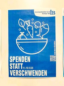 Ein blaues Plakat wirbt mit dem Slogan "Spenden statt Verschwenden" für eine Adventsspendenaktion der Reutlinger Tafel.