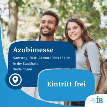 Ein lächelndes Paar steht draußen, während ein Plakat die Azubimesse am 20.01.24 in Sindelfingen ankündigt.
