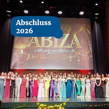 Feierliche Abschlussveranstaltung 2026 mit Absolventen in eleganten Kleidern vor einer beeindruckenden Bühnenpräsentation.