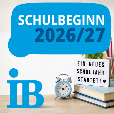 Ein Wecker und Bücher zeigen den Schulbeginn 2026/27, bereit für ein neues Schuljahr.