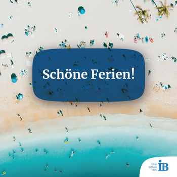 Ein schöner Strand mit vielen Menschen, die sich in der Sonne entspannen und die Ferien genießen.