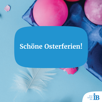 Bunte Ostereier und eine Feder auf blauem Hintergrund mit dem Text "Schöne Osterferien!" vermitteln festliche Grüße.