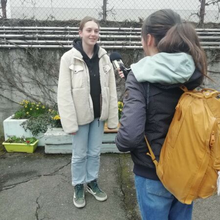 Eine Frau interviewt eine andere Frau mit einem Mikrofon auf dem IB Bildungscampus Reutlingen während des Radiotags.