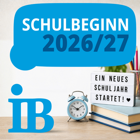 Ein Wecker und Bücher zeigen den Schulbeginn 2026/27, bereit für ein neues Schuljahr.