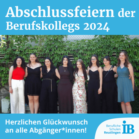 Eine Gruppe junger Frauen posiert bei der Abschlussfeier des Berufskollegs 2024 vor einer grünen Hecke.