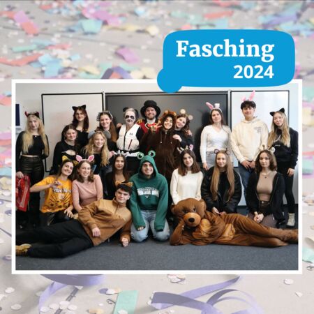 Eine Gruppe junger Menschen in farbenfrohen Faschingskostümen posiert fröhlich für das Fasching 2024 Event.