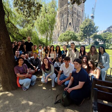 Eine Gruppe von Schülern posiert vor der beeindruckenden Sagrada Família in Barcelona. | © Name