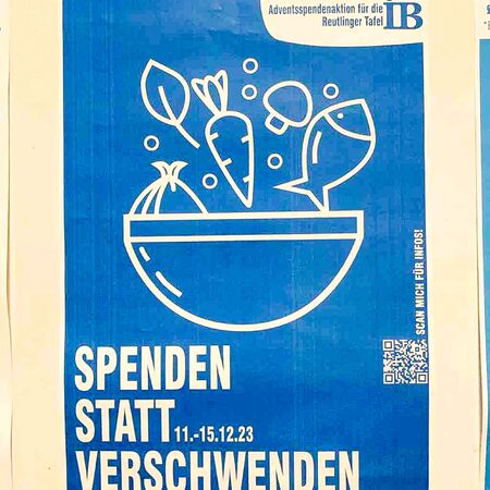 Ein blaues Plakat wirbt mit dem Slogan "Spenden statt Verschwenden" für eine Adventsspendenaktion der Reutlinger Tafel.
