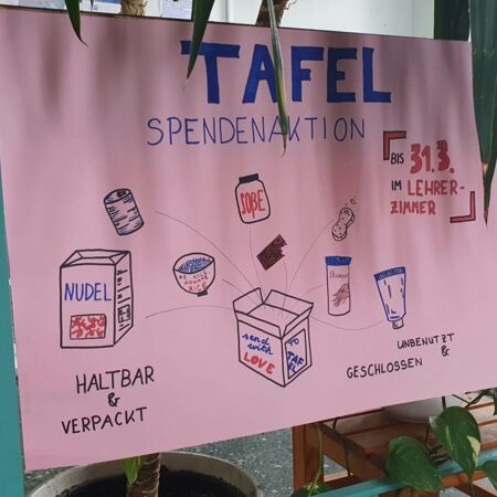 Ein rosafarbenes Plakat wirbt für eine Tafel-Spendenaktion bis zum 31. März im Lehrerzimmer mit haltbaren Lebensmitteln.