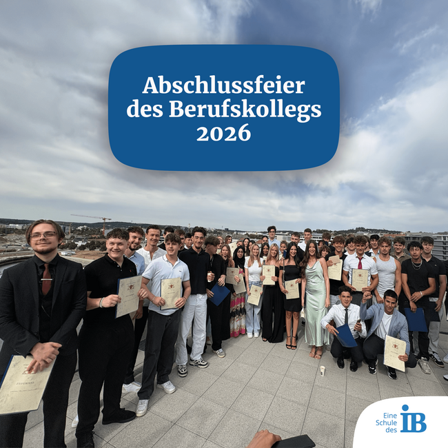 Abschlussfeier des Berufskollegs 2026, Schüler halten stolz ihre Zertifikate auf der Dachterrasse.