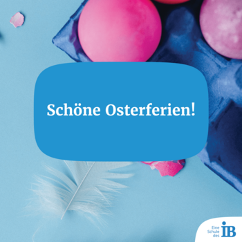 Bunte Ostereier und eine Feder auf blauem Hintergrund mit dem Text "Schöne Osterferien!" vermitteln festliche Grüße.