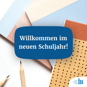 Bunte Papiere und Bleistifte umrahmen den Willkommensgruß zum neuen Schuljahr auf einem blauen Feld.