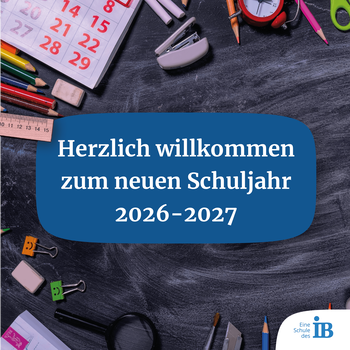 Ein Arbeitsplatz mit Stiften, Kalender und Schulmaterialien für das neue Schuljahr 2026-2027.