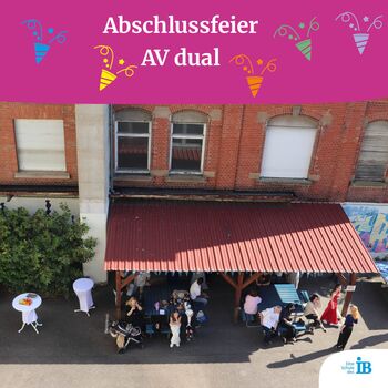 Abschlussfeier AV dual im Freien mit festlich dekorierten Tischen und fröhlichen Gästen unter einem Vordach.