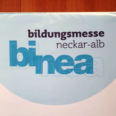 Das Bild zeigt das Logo der Bildungsmesse Binea 2025 in Neckar-Alb auf einem blauen Hintergrund.