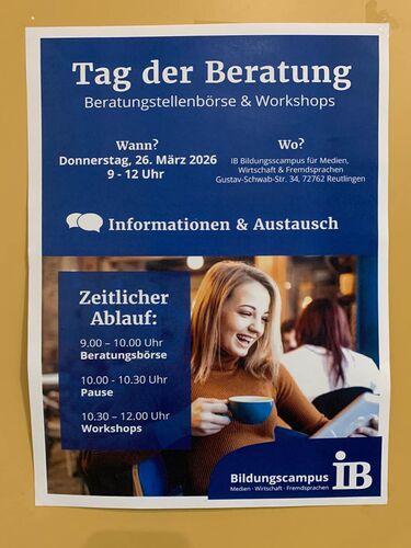 Ein Plakat kündigt den "Tag der Beratung" mit Informationen zu Beratungsstellen und Workshops am 26. März 2026 an.
