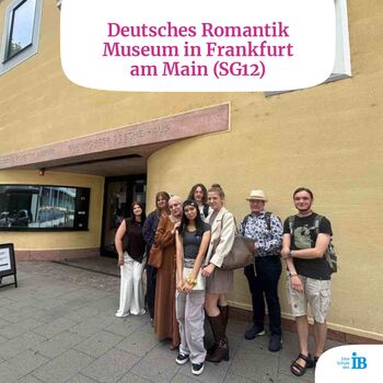 Gruppe besucht das Deutsche Romantik Museum in Frankfurt am Main und posiert vor dem Eingang.