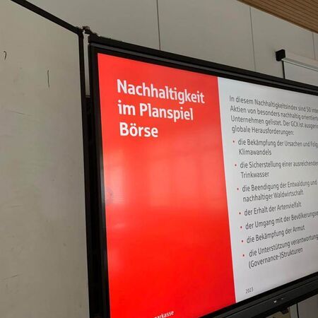 Ein Bildschirm zeigt eine Präsentation über Nachhaltigkeit im Planspiel Börse der Kreissparkasse Reutlingen.