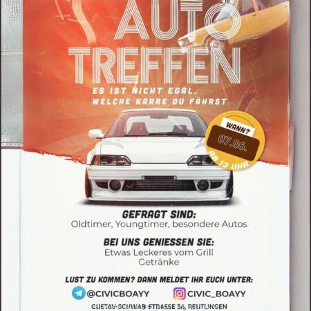 Ein Poster bewirbt ein Auto-Treffen mit einem weißen Auto im Vordergrund und Informationen zu Datum und Uhrzeit.