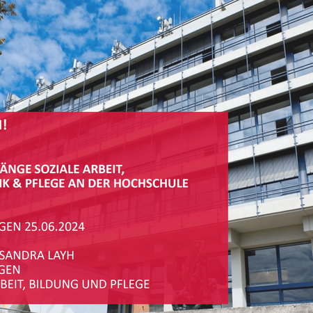 Eine moderne Hochschulgebäudefassade mit Werbetexten für Studiengänge der Hochschule Esslingen vor blauem Himmel.