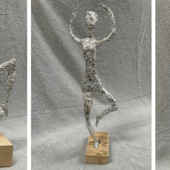 Drei kunstvolle Figuren aus Aluminiumfolie zeigen ausdrucksstarke Tanzposen auf Holzsockeln vor einem grauen Hintergrund.