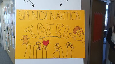 Ein gelbes Plakat kündigt eine Spendenaktion für die Tafel mit Zeichnungen von Händen und Objekten an.