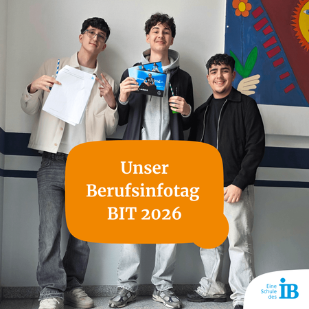 Drei Schüler zeigen stolz ihre Unterlagen und Präsentationen am Berufsinformationstag BIT 2026 in der Schule.