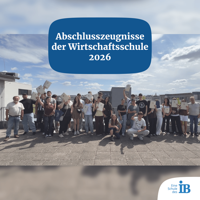 Absolventen der Wirtschaftsschule 2026 feiern stolz mit ihren Abschlusszeugnissen auf dem Dach.
