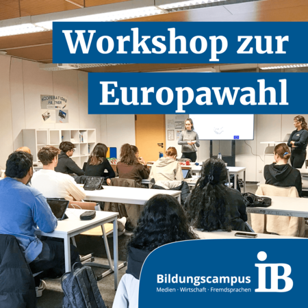 Ein Workshop zur Europawahl findet in einem Klassenzimmer statt, während eine Person vor den Teilnehmern präsentiert.