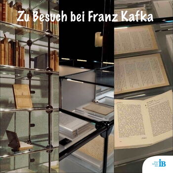 Bücher und Manuskripte von Franz Kafka sind in einer modernen Ausstellungsvitrine zu sehen.