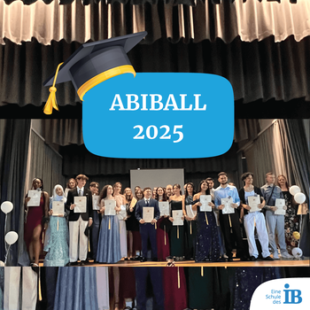 Eine Gruppe von Schülern steht auf der Bühne und hält ihre Abiturzeugnisse beim Abiball 2025 stolz in der Hand.