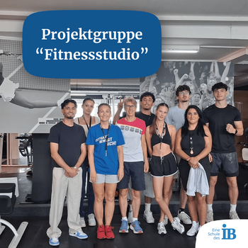 Die Projektgruppe "Fitnessstudio" posiert stolz in einem modernen Fitnessraum mit verschiedenen Trainingsgeräten.