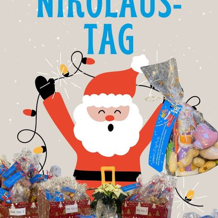 Ein fröhlicher Nikolaus hält Lichterketten, umgeben von festlich verpackten Geschenkkörben, mit "Happy Nikolaus-Tag" im Hintergrund.