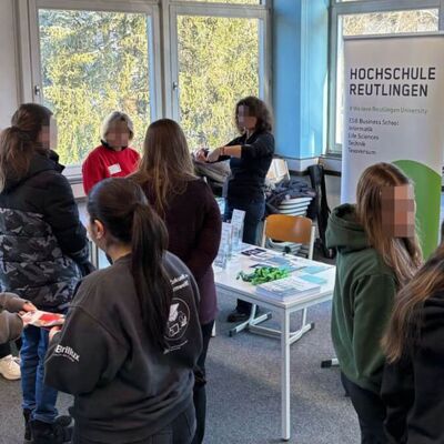 Besucher der Inhouse-Messe 2025 informieren sich am Stand der Hochschule Reutlingen über Studienmöglichkeiten.