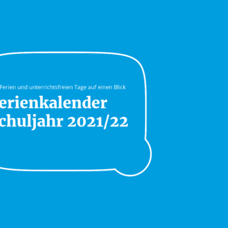 Blauer Hintergrund mit weißem Text zeigt den Ferienkalender für das Schuljahr 2021/22 in einer Sprechblase.