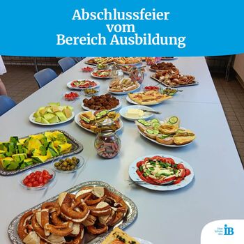 Vielfältiges Buffet zur Abschlussfeier des Ausbildungsbereichs mit frischen Speisen und Snacks auf einem langen Tisch.