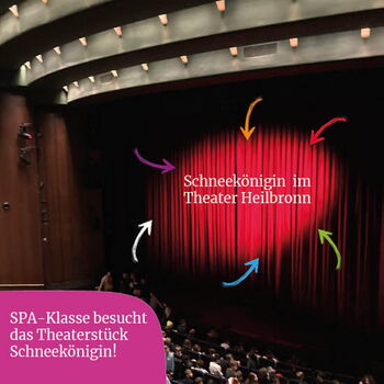 Der rote Vorhang im Theater Heilbronn öffnet sich für das Stück "Schneekönigin", das von einer SPA-Klasse besucht wird.