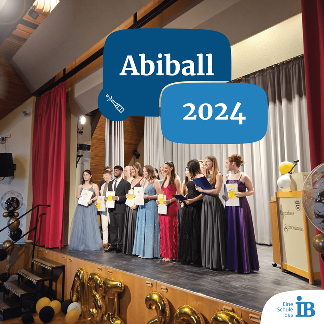 Eine Gruppe elegant gekleideter Absolventen posiert auf der Bühne bei einem festlichen Abiball 2024 mit ihren Urkunden.