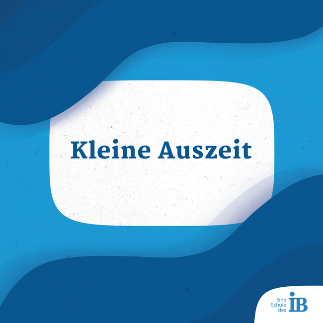 Blaue Grafik mit dem Text „Kleine Auszeit“ für eine entspannende Atmosphäre. | © IB