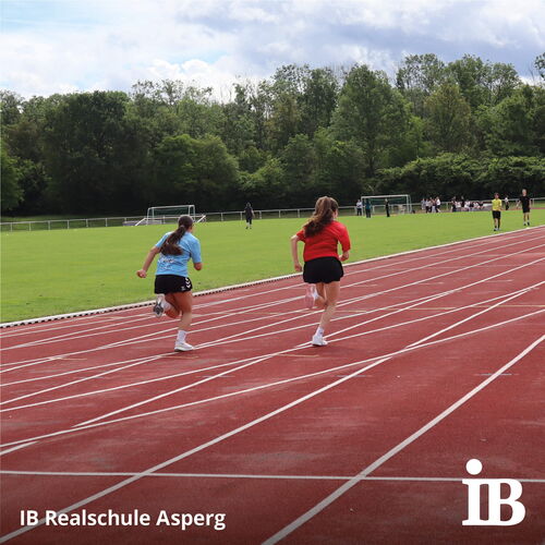 Zwei Mädchen sprinten auf einer Laufbahn bei den Bundesjugendspielen an der IB Realschule Asperg.