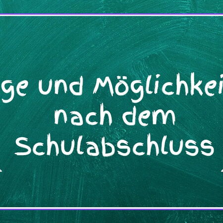 Tafel mit der Aufschrift "Wege und Möglichkeiten nach dem Schulabschluss" mit Glühbirnen und Papierfliegern verziert.