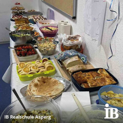 Ein reichhaltiges Buffet mit diversen Speisen ist für das Iftar-Fastenbrechen in der Realschule Asperg vorbereitet.