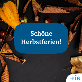 Herbstliche Blätter und Kastanien umgeben eine Nachricht mit der Aufschrift "Schöne Herbstferien!" auf dunklem Hintergrund.