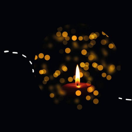 Eine rote Kerze leuchtet in der Dunkelheit, umgeben von goldenen Lichtern und einer gezeichneten weißen Taube.