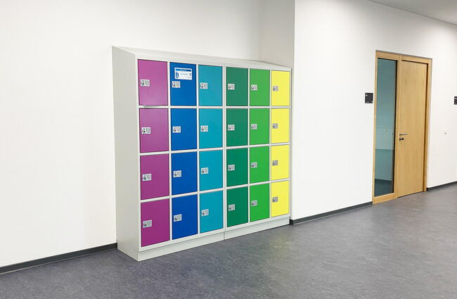 Bunte Spinde stehen in einem modernen Flur, bereit zur Nutzung für persönliche Gegenstände im Neubau.