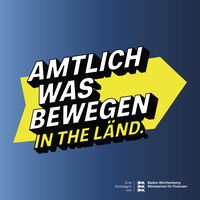 Ein gelber Pfeil mit dem Slogan "Amtlich was bewegen in the Länd" auf blauem Hintergrund symbolisiert Bewegung.